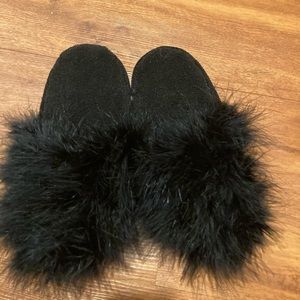 Black fluffy slippers